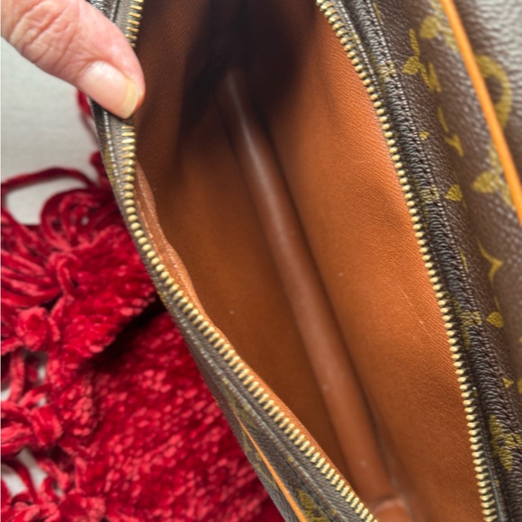 Authenthic- Vintage Louis Vuitton Nile
👜🌷MAKE AN OFFER🌷👜 - Picture 8 of 17